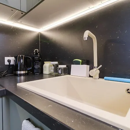 Modern 1-bedroom With Free Parking Апартаменты *