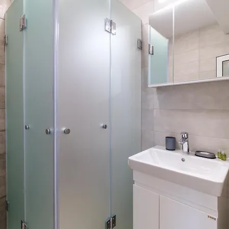 Modern 1-bedroom With Free Parking Apartment