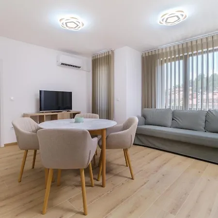 Modern 1-bedroom With Free Parking Апартамент *